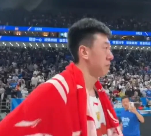 乐鱼体育入口-王少杰全场得到2分4篮板1盖帽，赛后球员握手致意时泪洒赛场